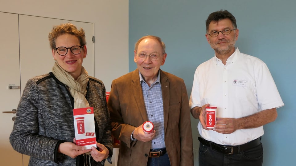 Joachim Bühler, Jean-Luc Nordmann und Eveline Beroud präsentieren die SOS-Dose