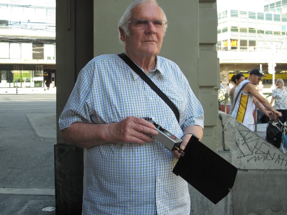 Strahlenkritiker Hans-Ulrich Jakob mit dem Messgerät in der Hand beim Bahnhof Bern