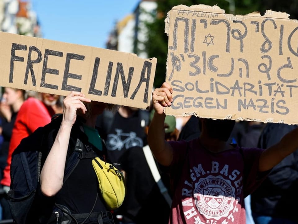 Menschen halten Plakate mit der Aufschrift «Free Lina» in die LUft