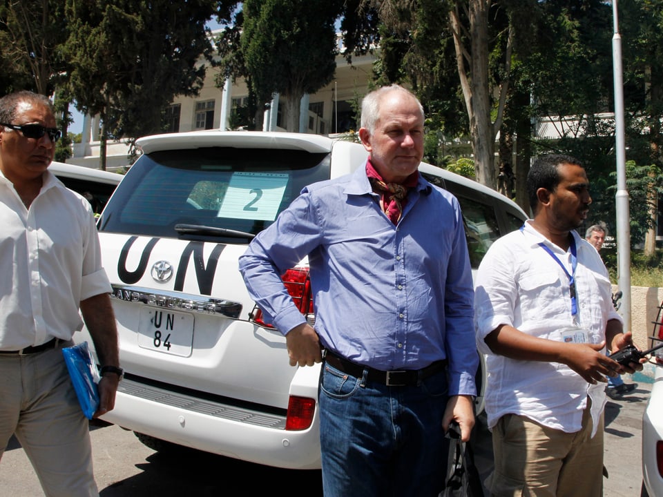 Der Leiter der UNO-Mission in Syrien Åke Sellström steht zwischen zwei UNO-Fahrzeugen, kurz vor der Abreise aus Syrien. (reuters)