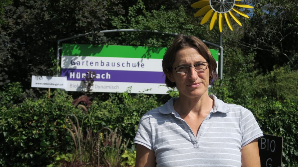 Marianna Serena vor dem Eingang zur Gartenbauschule Hünibach.