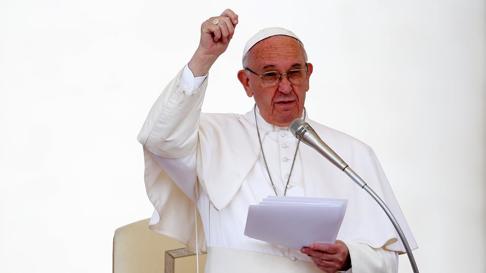 Papst Franziskus spricht in Rom. 