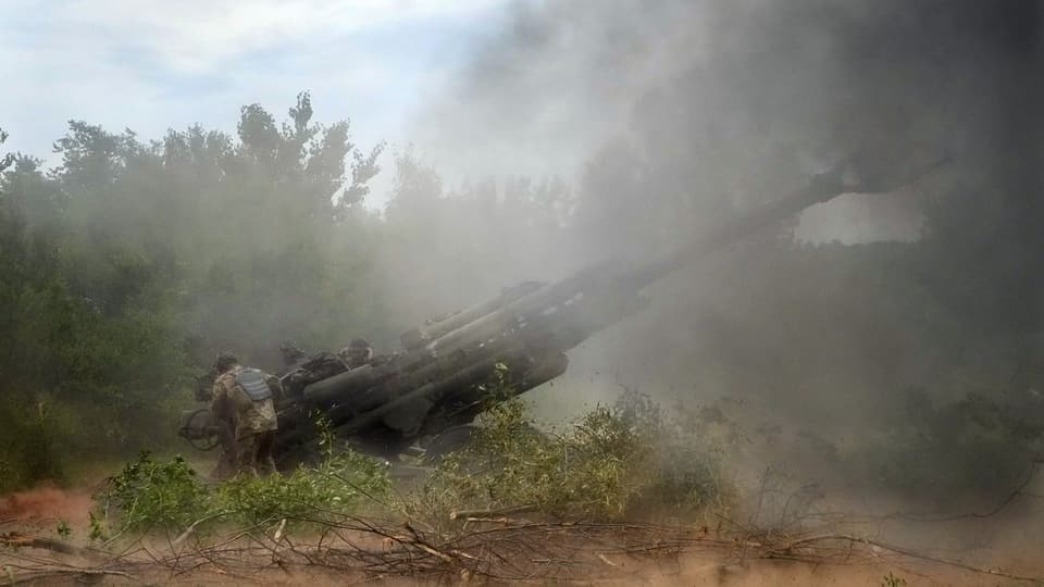 Symbolbild: Ukrainische Soldaten schiessen mit einer Kanone. 