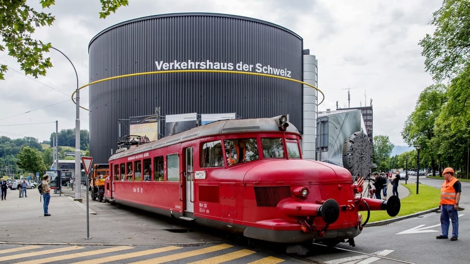 Totale auf den Eingang ins Verkehrshaus mit einer historischen Lokomotive im Vordergrund