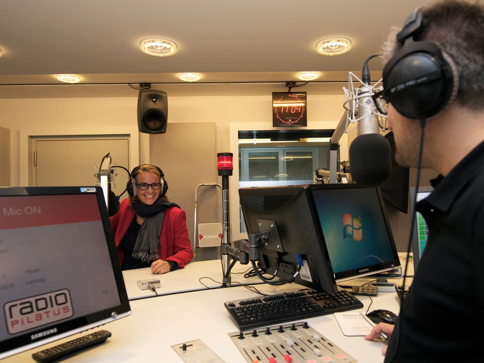 Sonja Hasler spricht im Radio Pilatus-Studio.