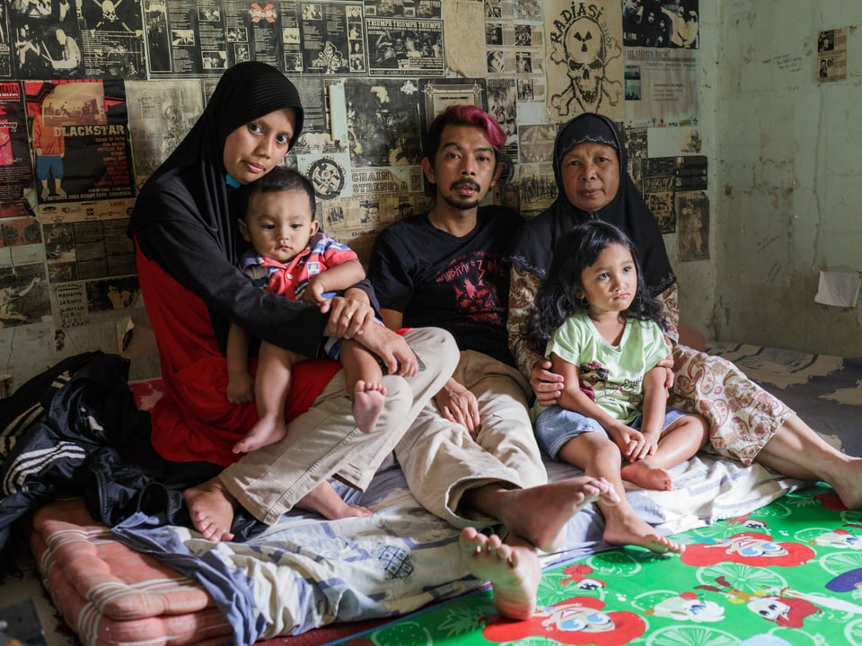 Eine indonesische Familie aus der Punkszene sitzt in einem Zimmer