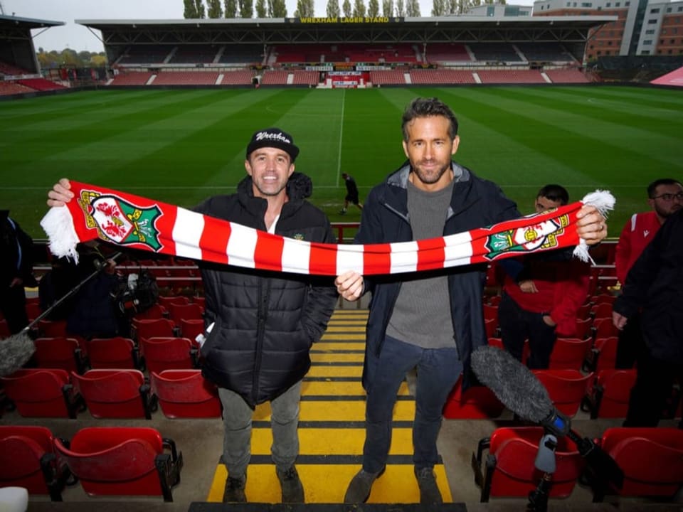 Die beiden Schauspieler mit Wrexham-Schal