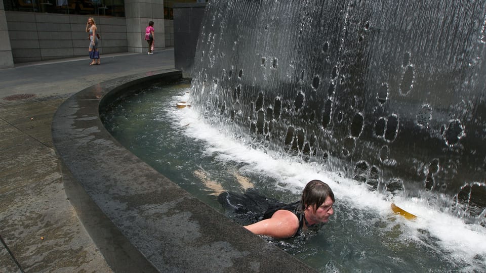 Ein Mann badet in einem Brunnen in Sydney
