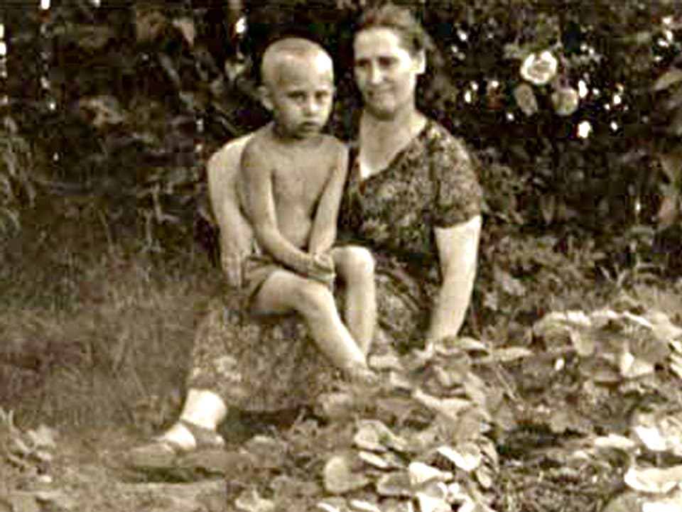 Der 6jährige Wladimir Putin auf dem Schoss seiner Mutter Marija Iwanowna Putina.