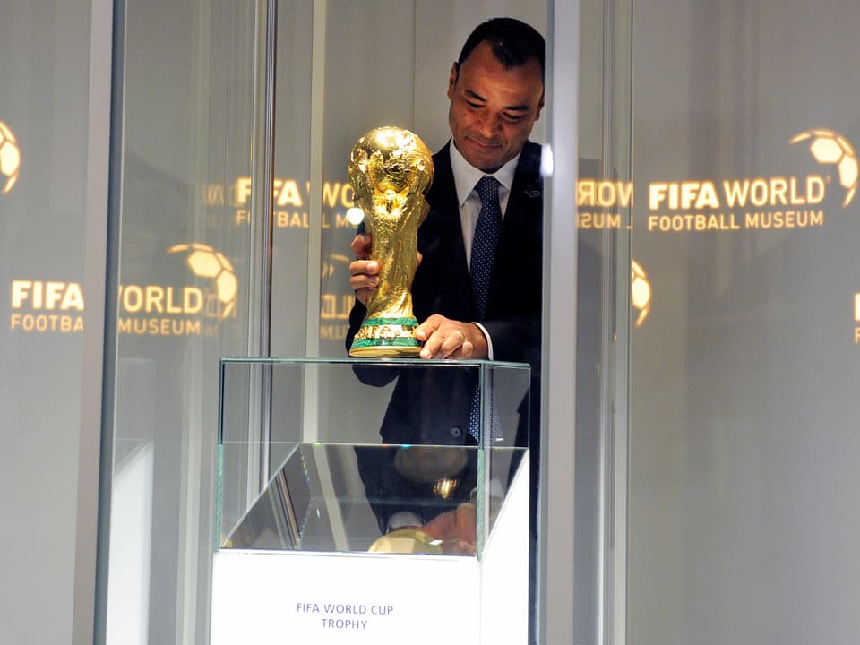 Doppelweltmeister Cafu (Brasilien) stellt den originalen WM-Pokal in die Vitrine des neuen Museums. 