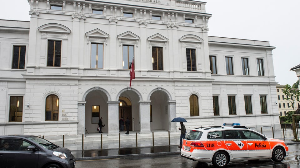 Ein Polizeiauto steht vor dem Bundesstrafgericht in Bellinzona.