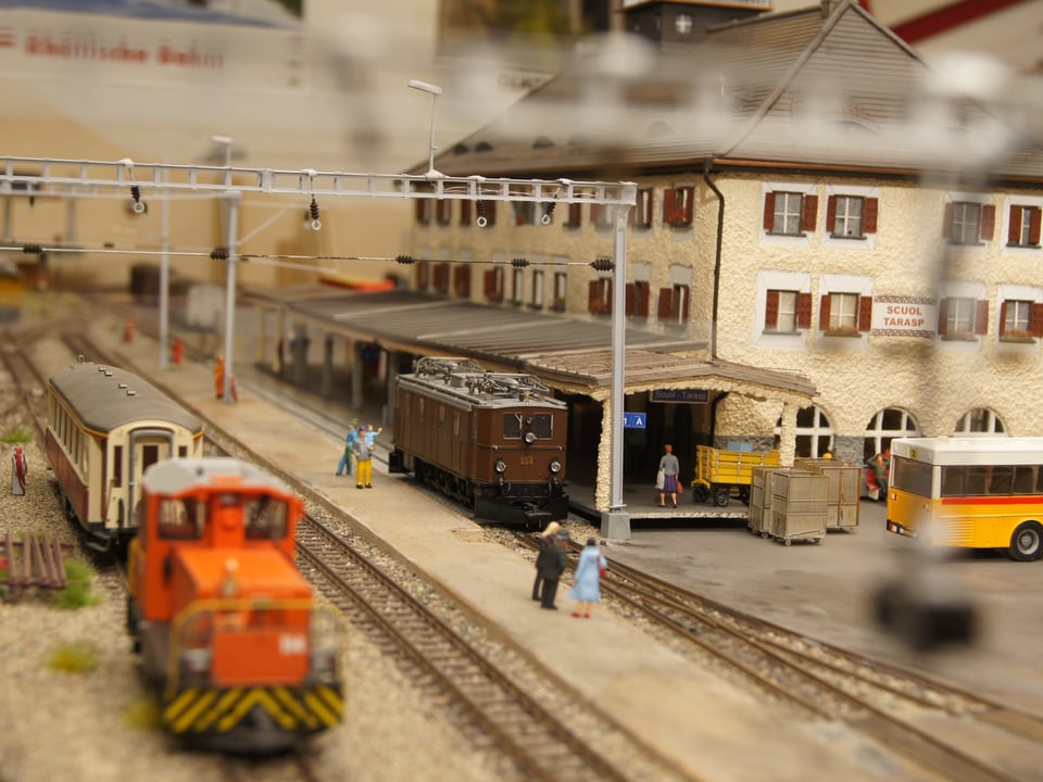 Eine Modelleisenbahnanlage, die den Bahnhof Scuol abbildet.