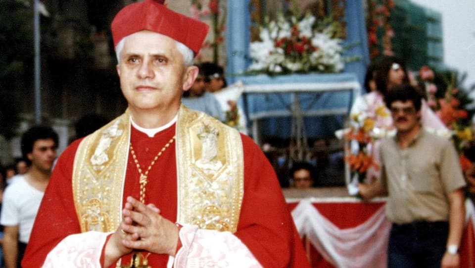 Späterer Papst Benedikt als Kardinal bei einer Zeremonie