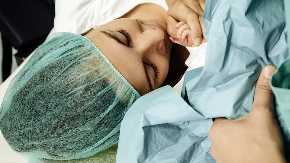 Umstrittener Eingriff Warum Sich Immer Mehr Frauen Fur Einen Kaiserschnitt Entscheiden News Srf