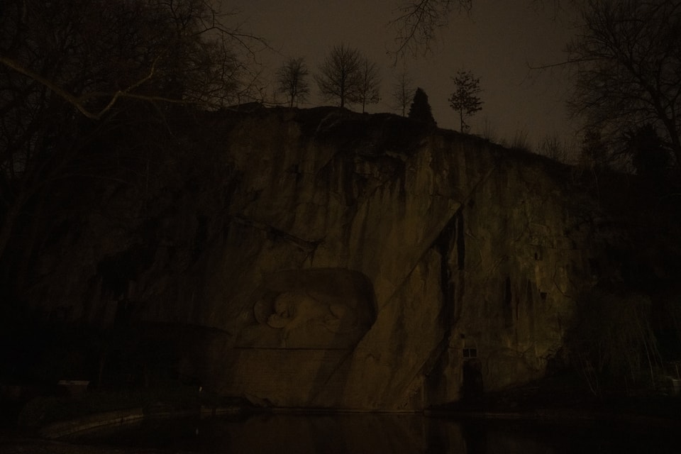 Das dunkle Löwendenkmal in Luzern