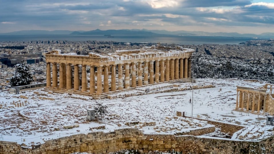 Der Akropolis-Tempel in Athen ist schneebedeckt. 