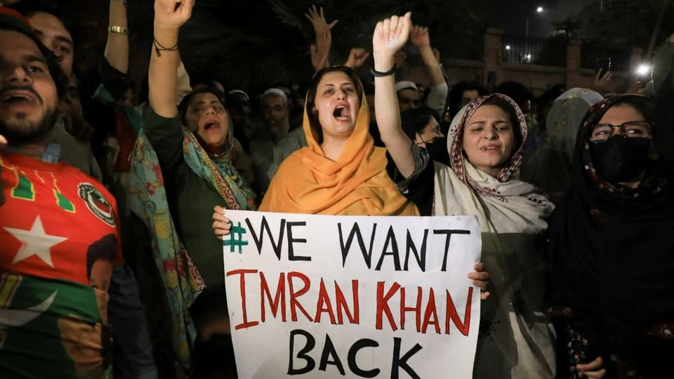 Kundgebung zur Unterstützung des ehemaligen pakistanischen Premierministers Imran Khan in Peshawar am 11. April 2022. 