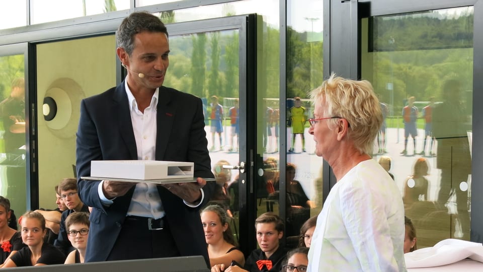 Bernhard Heusler übergibt Gigi Oeri ein Modell des Campus.