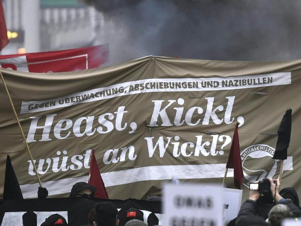 Slogan: «Heast, Kickl, wüst an Wickl?»