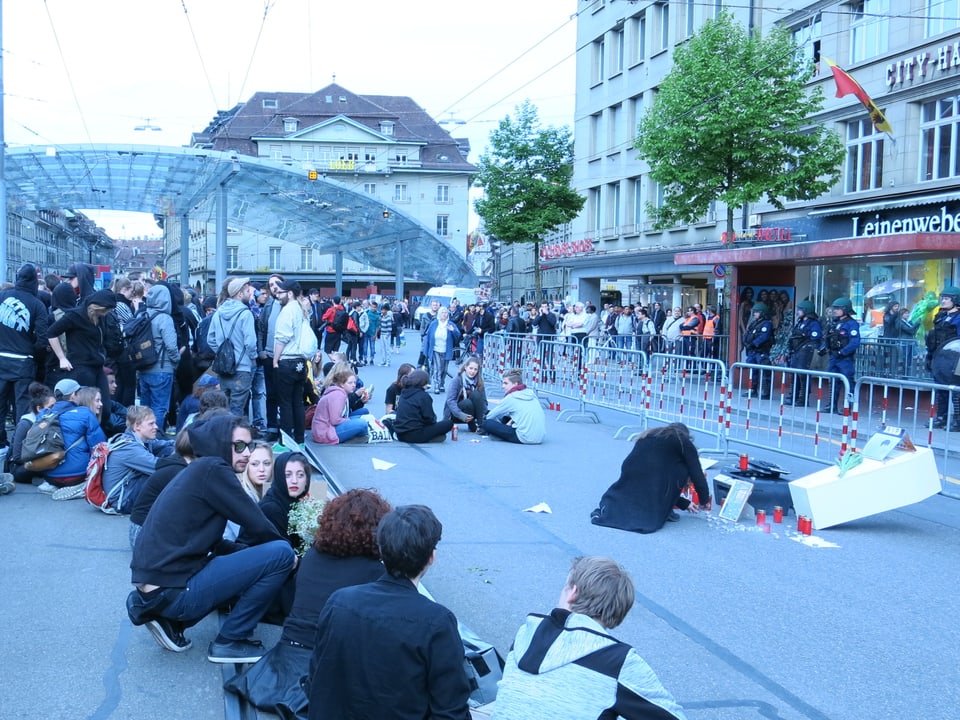 Sitzprotest gegen Media-Markt auf den Tram-Gleisen am Berner Bahnhof.