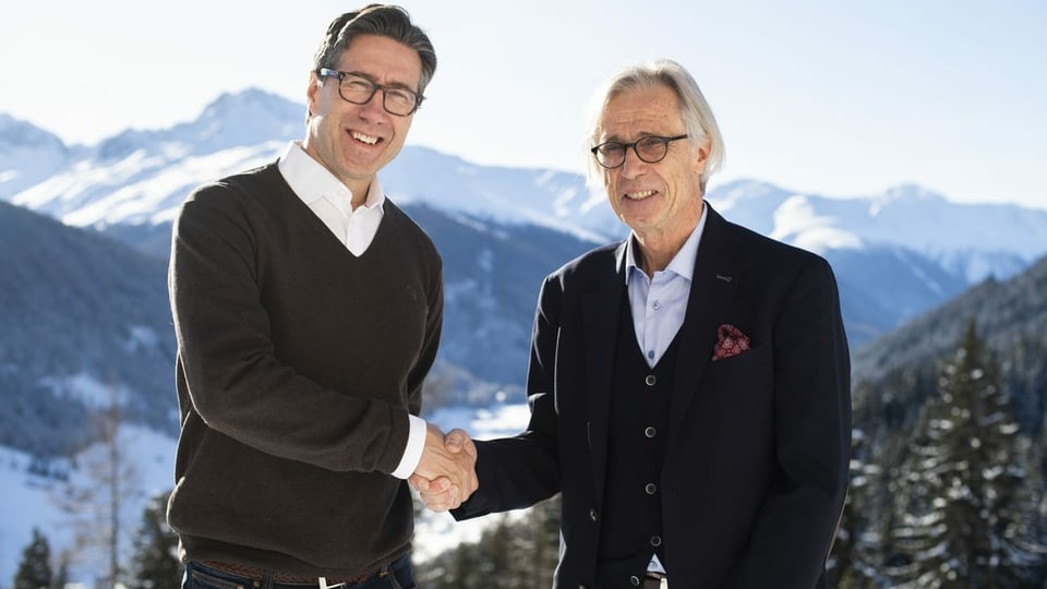 Frölundas CEO Christian Lechtaler und Fredi Pargätzi, Direktor des Spengler Cup mit Handschlag