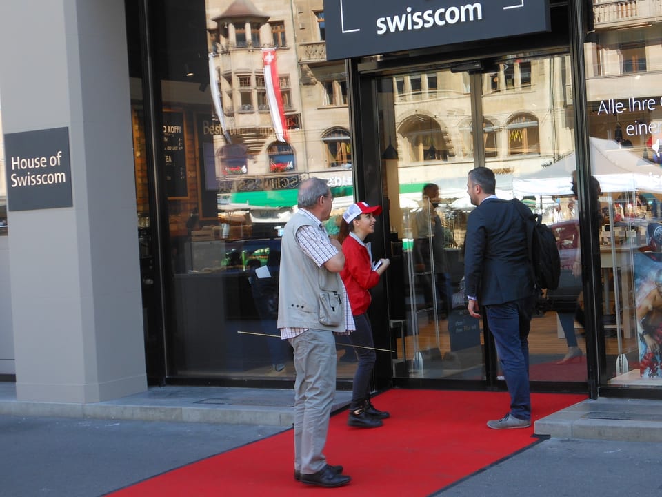 House of Swisscom mit rotem Teppich.