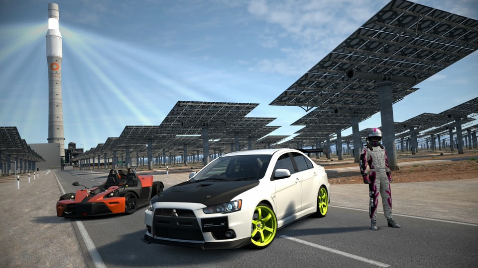Ein KTM X-Bow und ein Evo mit stolzem Fahrer daneben vor einem Solarkraftwerk.
