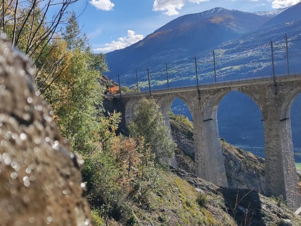 Bahnbrücke aus Stein im Hang.