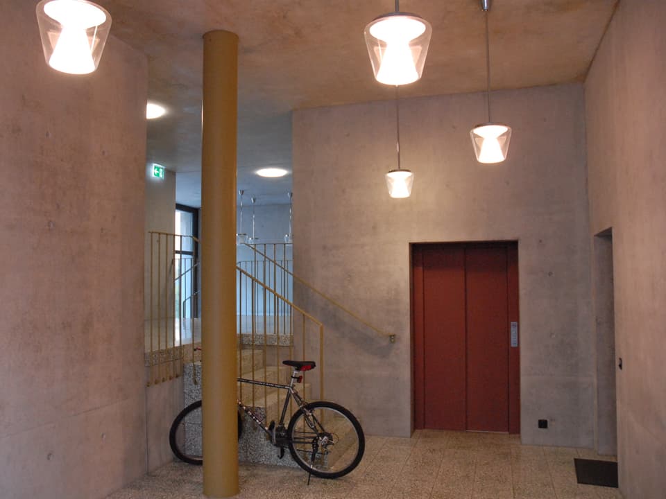Eingangsbereich der Wohnüberbauung mit Fahrrad.