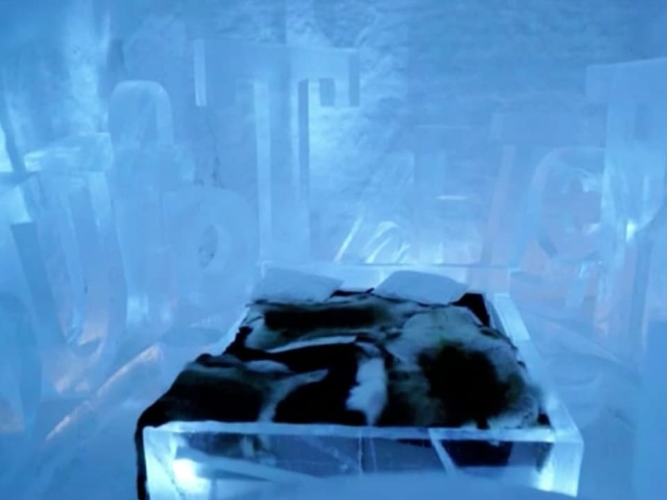 Ein Eiszimmer von innen, mit Eisskulpturen im Hintergrund.