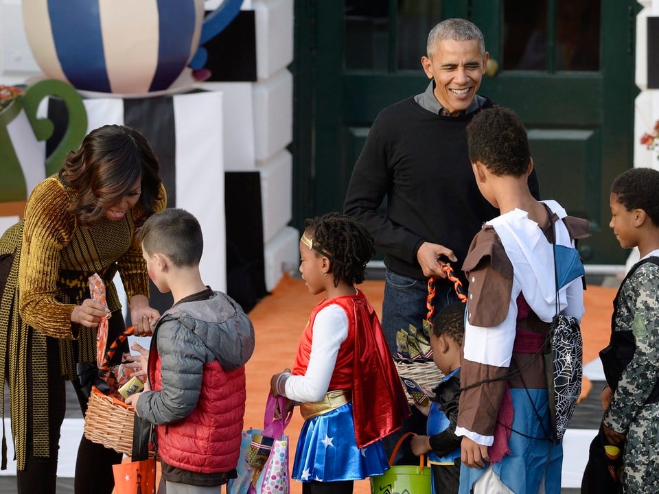 Kinder stehen bei den Obamas für Süssigkeiten an.