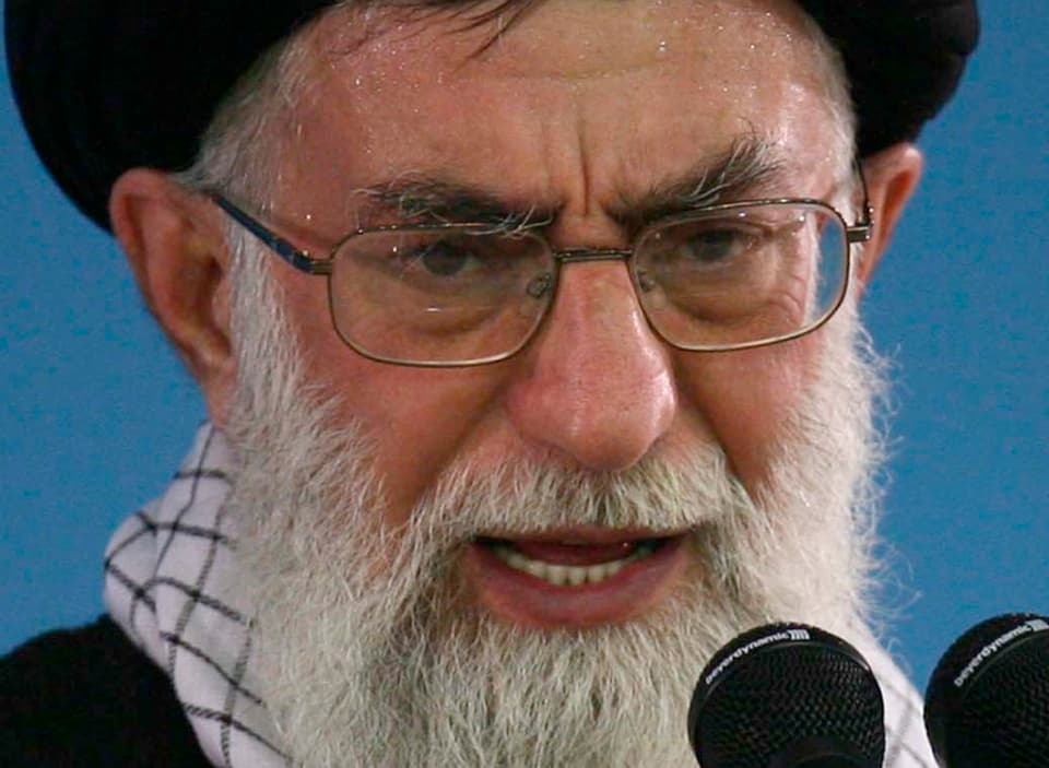 Ayathollah Ali Khamenei am Mikrophon.