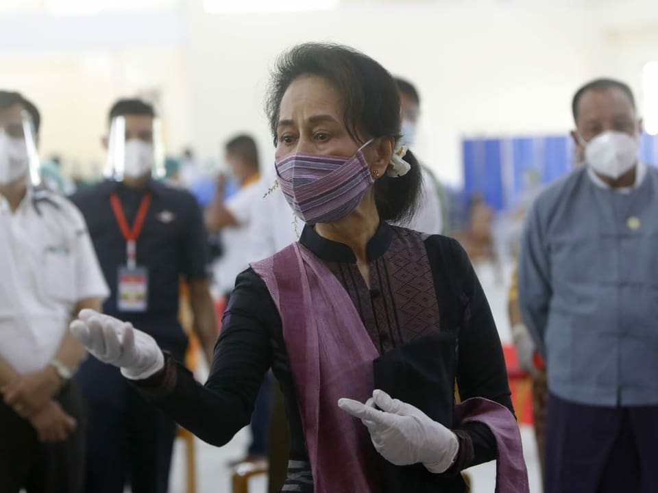 Aung San Suu Kyi besucht Ende Januar 2021 eine Impfstation in einem Spital.