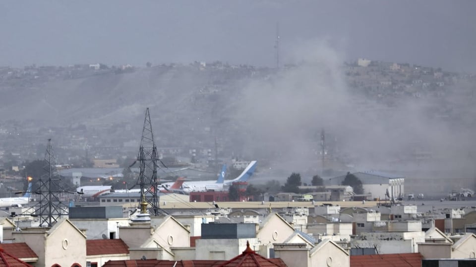 Rauch steigt über dem Flughafen Kabul auf