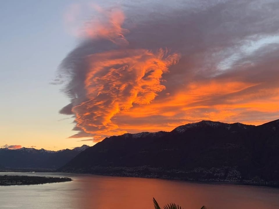 Farbige Wolken am Himmel.