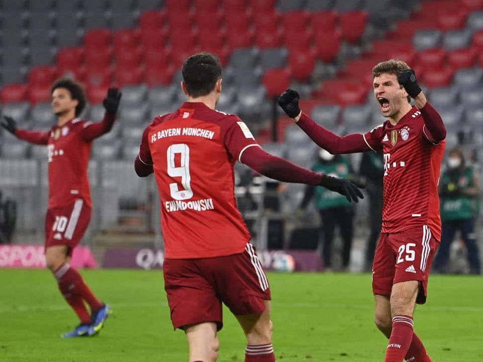 Die Bayern-Spieler feiern ihr Tor