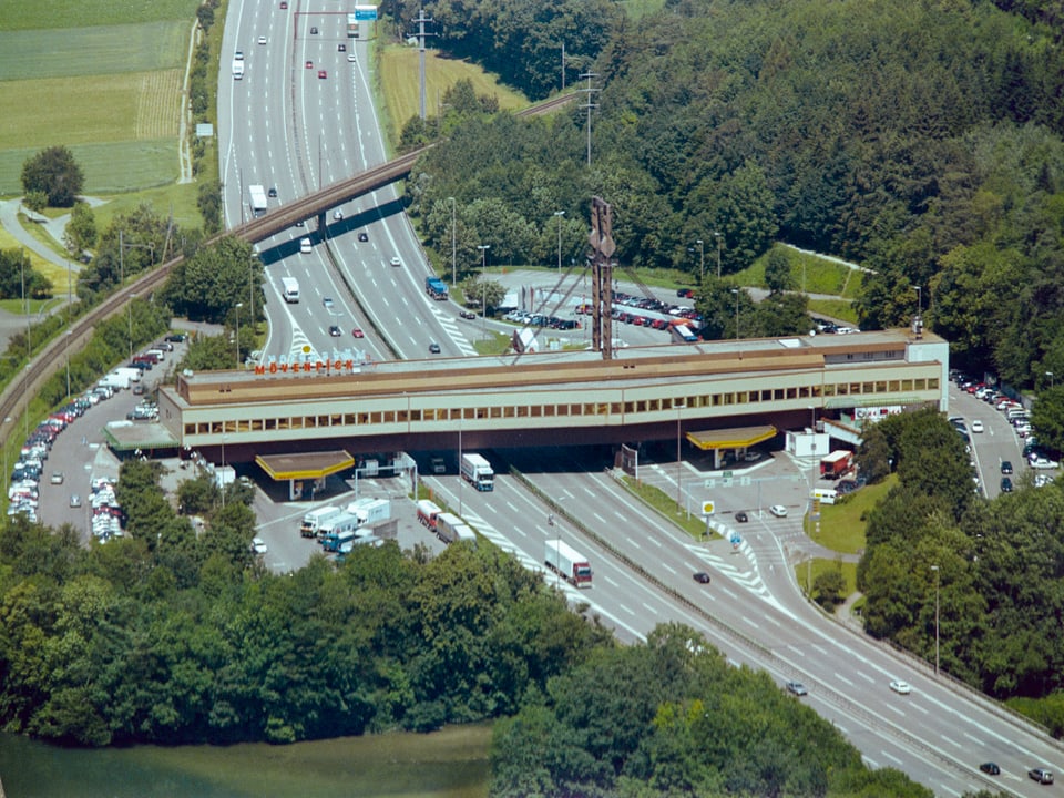 Luftbild der Autobahnraststätte Würenlos. 