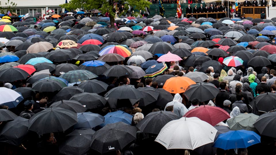 Menschen mit Regenschirmen