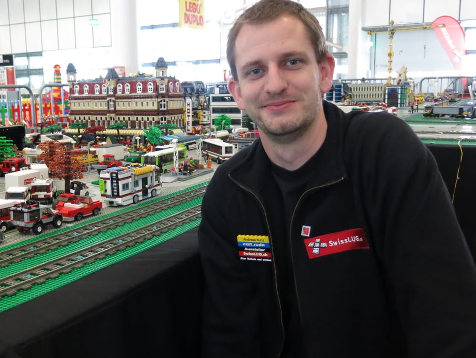 Andreas Kunz vor einer Lego-Anlage.