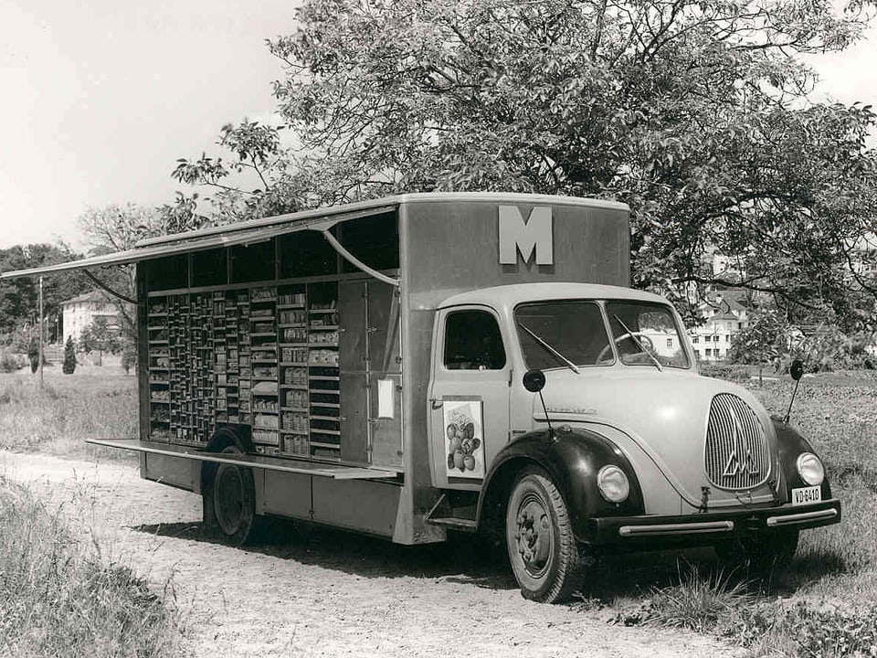 Magirus-Deutz-Verkaufswagen auf einer Landstrasse.
