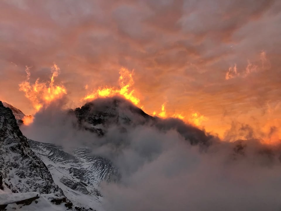Dossenhütte OW Aufgenommen von Uetendorf BE. Wunderschöne Abendstimmung zum Wochenabschluss.
