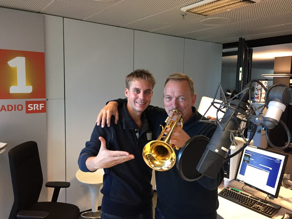 Reto Scherrer und Per Nielsen im Studio mit Trompete.