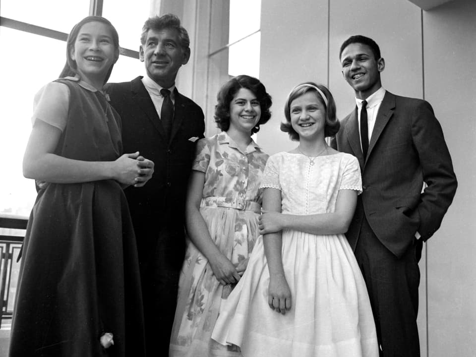 Bernstein posiert mit vier jungen Leuten für ein Foto