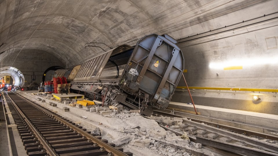 Nach Entgleisung - Gotthard-Basistunnel: Wagenwracks müssen im Innern zerlegt werden - News - SRF