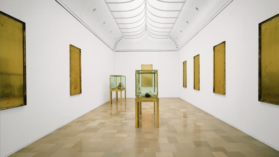 2 Vitrinen, bestückt mit Objekten: Die Installation «Palazzo Regale» von Joseph Beuys.