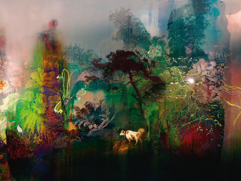 Ein Textildruck, der eine Kuh inmitten eines Waldes aus überlagerten Bildern zeigt.
