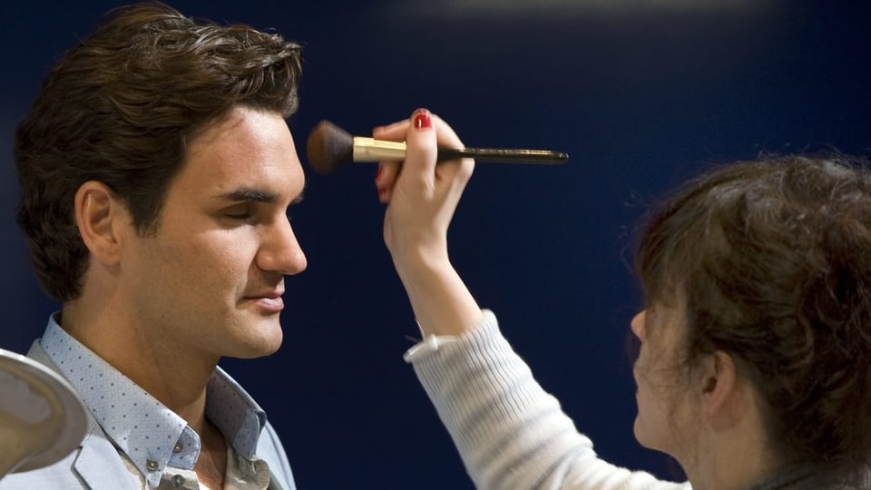 Roger Federer wird für einen Werbespot geschminkt