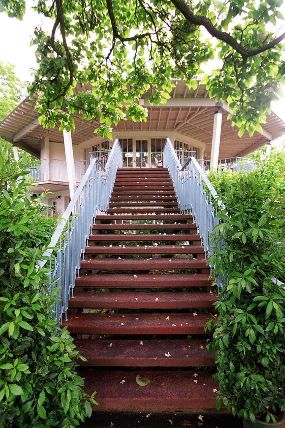 Treppe führt zu einem Pavillon. 