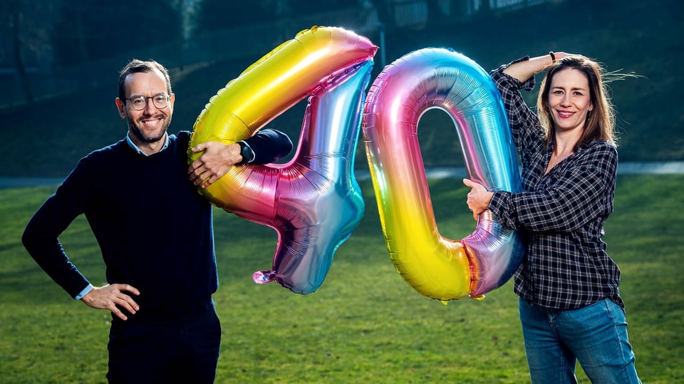 Claudia Weber und Jonathan Fisch mit Ballonen, welche die Zahl 40 formen.
