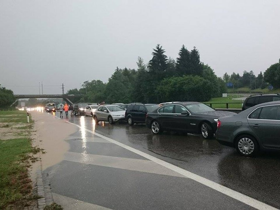 Autos stauen sich auf der Autobahn im Regen.